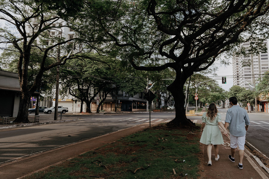 ENSAIO PRE CASAMENTO URBANO E MODERNO REALIZADO NO CENTRO DE MARINGA NO PARANA E FOTOGRAFADO POR LUCAS DREHER E ALINE DREHER