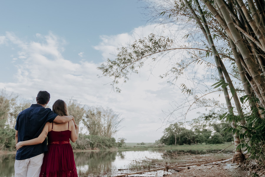ENSAIO PRE WEDDING EM PLANTACAO DE BAMBUS DE IVATUBA PARANA E FOTOGRAFADO POR LUCAS DREHER E ALINE DREHER