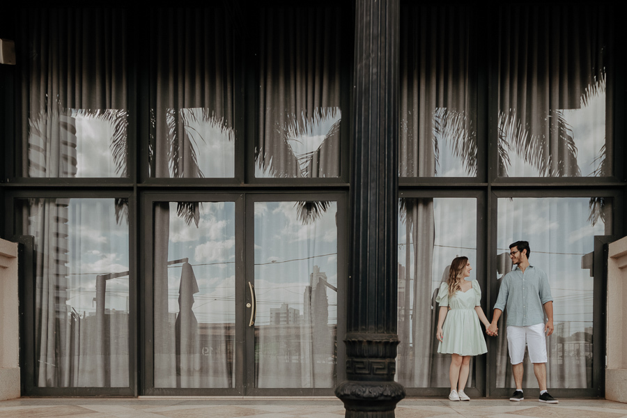 ENSAIO PRE CASAMENTO URBANO E MODERNO REALIZADO NO CENTRO DE MARINGA NO PARANA E FOTOGRAFADO POR LUCAS DREHER E ALINE DREHER