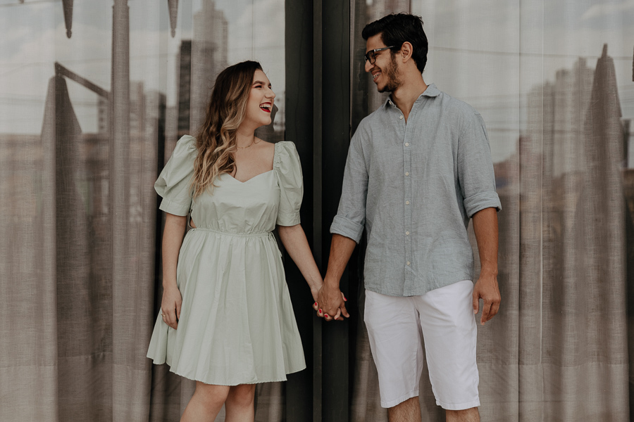 ENSAIO PRE CASAMENTO URBANO E MODERNO REALIZADO NO CENTRO DE MARINGA NO PARANA E FOTOGRAFADO POR LUCAS DREHER E ALINE DREHER