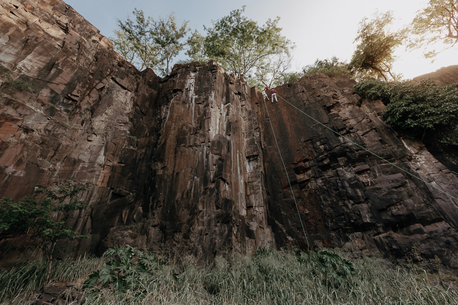 ENSAIO PRE CASAMENTO COM DIREITO A DESCIDA DE RAPEL REALIZADO NA PEDREIRA DE BOM SUCESSO NO PARANA E FOTOGRAFADO POR LUCAS DREHER