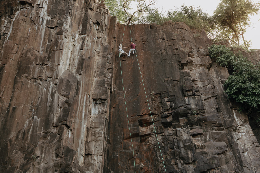 ENSAIO PRE CASAMENTO COM DIREITO A DESCIDA DE RAPEL REALIZADO NA PEDREIRA DE BOM SUCESSO NO PARANA E FOTOGRAFADO POR LUCAS DREHER
