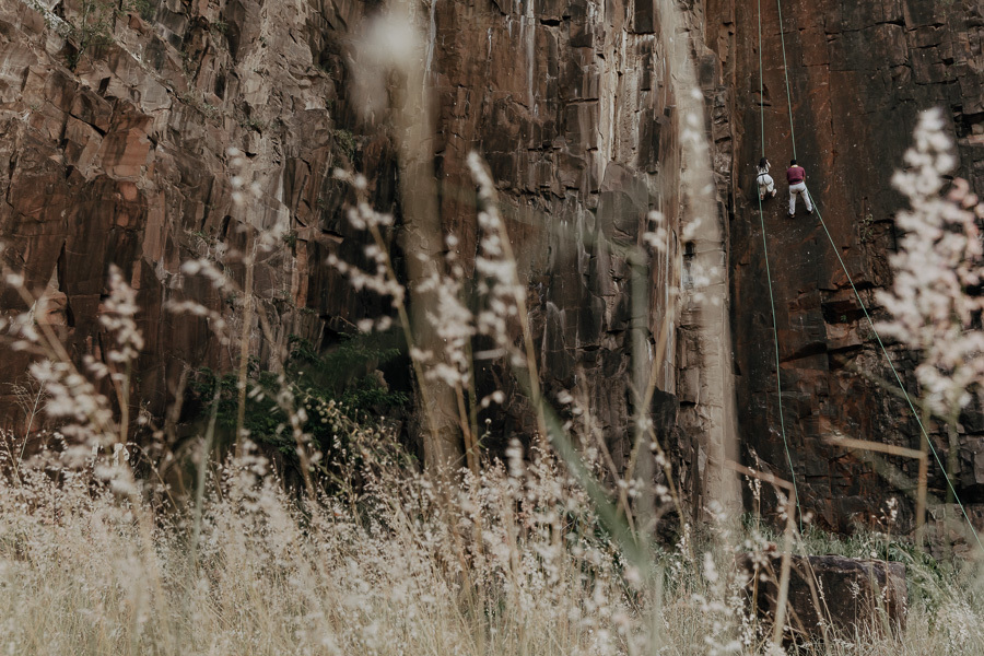 ENSAIO PRE CASAMENTO COM DIREITO A DESCIDA DE RAPEL REALIZADO NA PEDREIRA DE BOM SUCESSO NO PARANA E FOTOGRAFADO POR LUCAS DREHER