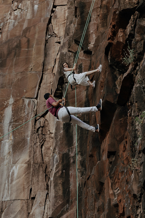 ENSAIO PRE CASAMENTO COM DIREITO A DESCIDA DE RAPEL REALIZADO NA PEDREIRA DE BOM SUCESSO NO PARANA E FOTOGRAFADO POR LUCAS DREHER