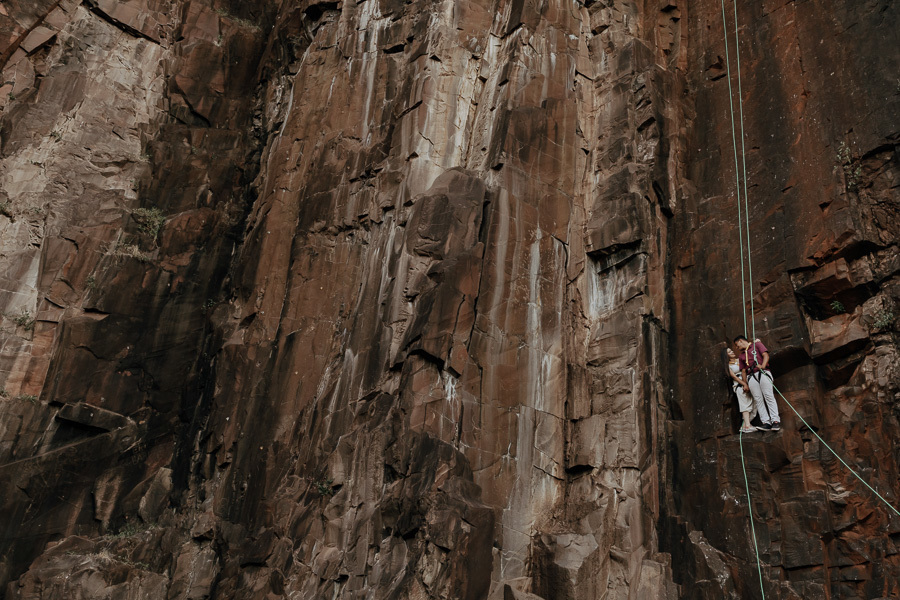 ENSAIO PRE CASAMENTO COM DIREITO A DESCIDA DE RAPEL REALIZADO NA PEDREIRA DE BOM SUCESSO NO PARANA E FOTOGRAFADO POR LUCAS DREHER