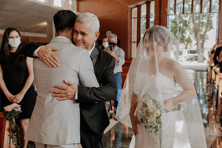 CERIMONIA DE CASAMENTO EM IGREJA CATOLIA PAROQUIA CRISTO RESSUSCITADO EM MARINGA NO PARANA E FOTOGRAFADO POR LUCAS DREHER E ALINE DREHER