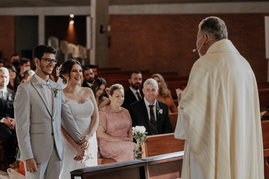 CERIMONIA DE CASAMENTO EM IGREJA CATOLIA PAROQUIA CRISTO RESSUSCITADO EM MARINGA NO PARANA E FOTOGRAFADO POR LUCAS DREHER E ALINE DREHER