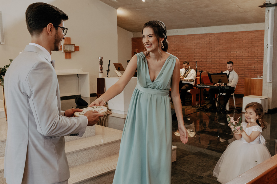 CERIMONIA DE CASAMENTO EM IGREJA CATOLIA PAROQUIA CRISTO RESSUSCITADO EM MARINGA NO PARANA E FOTOGRAFADO POR LUCAS DREHER E ALINE DREHER