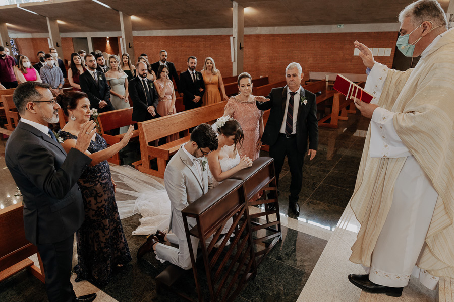 CERIMONIA DE CASAMENTO EM IGREJA CATOLIA PAROQUIA CRISTO RESSUSCITADO EM MARINGA NO PARANA E FOTOGRAFADO POR LUCAS DREHER E ALINE DREHER