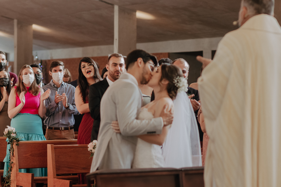 CERIMONIA DE CASAMENTO EM IGREJA CATOLIA PAROQUIA CRISTO RESSUSCITADO EM MARINGA NO PARANA E FOTOGRAFADO POR LUCAS DREHER E ALINE DREHER