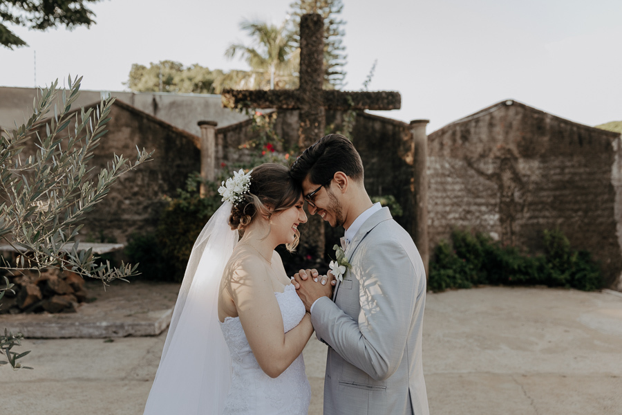 ENSAIO DE POS CERIMONIA DE CASAMENTO EM IGREJA CATOLIA PAROQUIA CRISTO RESSUSCITADO EM MARINGA NO PARANA E FOTOGRAFADO POR LUCAS DREHER E ALINE DREHER