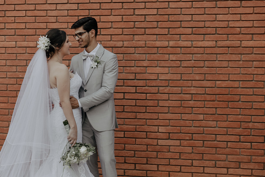 ENSAIO DE POS CERIMONIA DE CASAMENTO EM IGREJA CATOLIA PAROQUIA CRISTO RESSUSCITADO EM MARINGA NO PARANA E FOTOGRAFADO POR LUCAS DREHER E ALINE DREHER