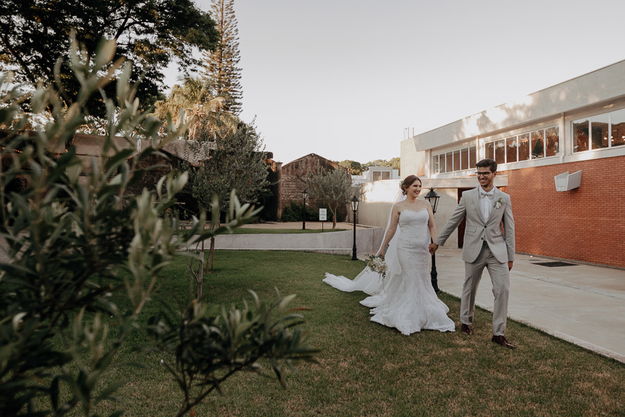 ENSAIO DE POS CERIMONIA DE CASAMENTO EM IGREJA CATOLIA PAROQUIA CRISTO RESSUSCITADO EM MARINGA NO PARANA E FOTOGRAFADO POR LUCAS DREHER E ALINE DREHER