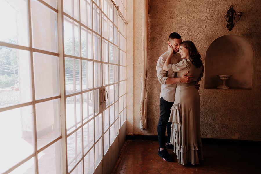 ENSAIO PRE CASAMENTO OU PRE WEDDING REALIZADO NO CASTELO ELDORADO EM MARILANDIA DO SUL PARANA E FOTOGRAFADO POR LUCAS DREHER E ALINE DREHER