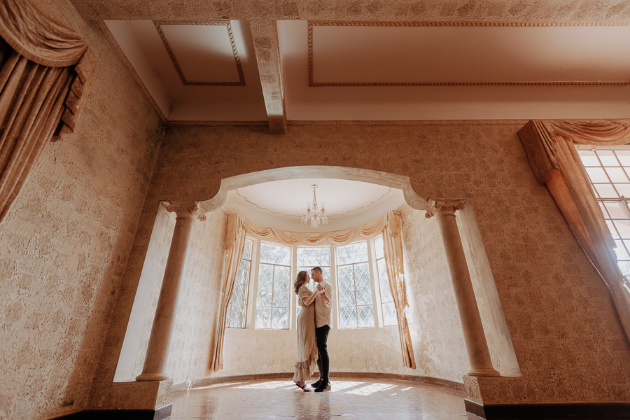 ENSAIO PRE CASAMENTO OU PRE WEDDING REALIZADO NO CASTELO ELDORADO EM MARILANDIA DO SUL PARANA E FOTOGRAFADO POR LUCAS DREHER E ALINE DREHER