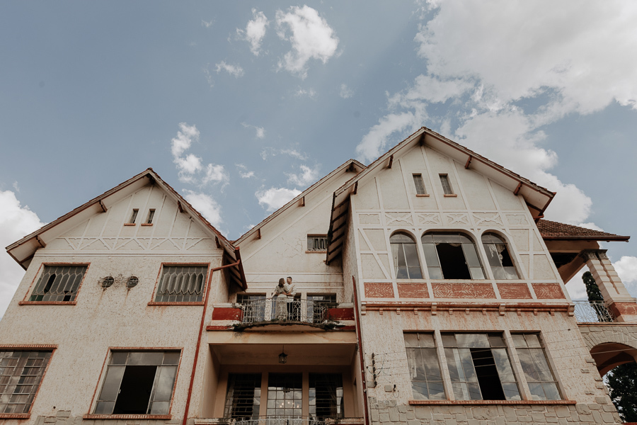 ENSAIO PRE CASAMENTO OU PRE WEDDING REALIZADO NO CASTELO ELDORADO EM MARILANDIA DO SUL PARANA E FOTOGRAFADO POR LUCAS DREHER E ALINE DREHER