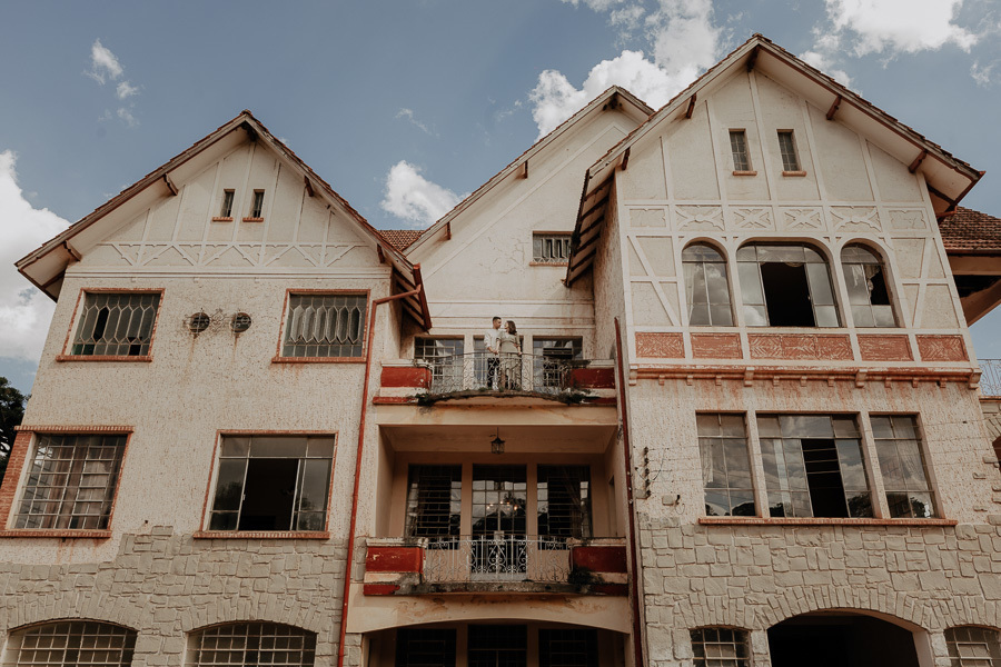 ENSAIO PRE CASAMENTO OU PRE WEDDING REALIZADO NO CASTELO ELDORADO EM MARILANDIA DO SUL PARANA E FOTOGRAFADO POR LUCAS DREHER E ALINE DREHER