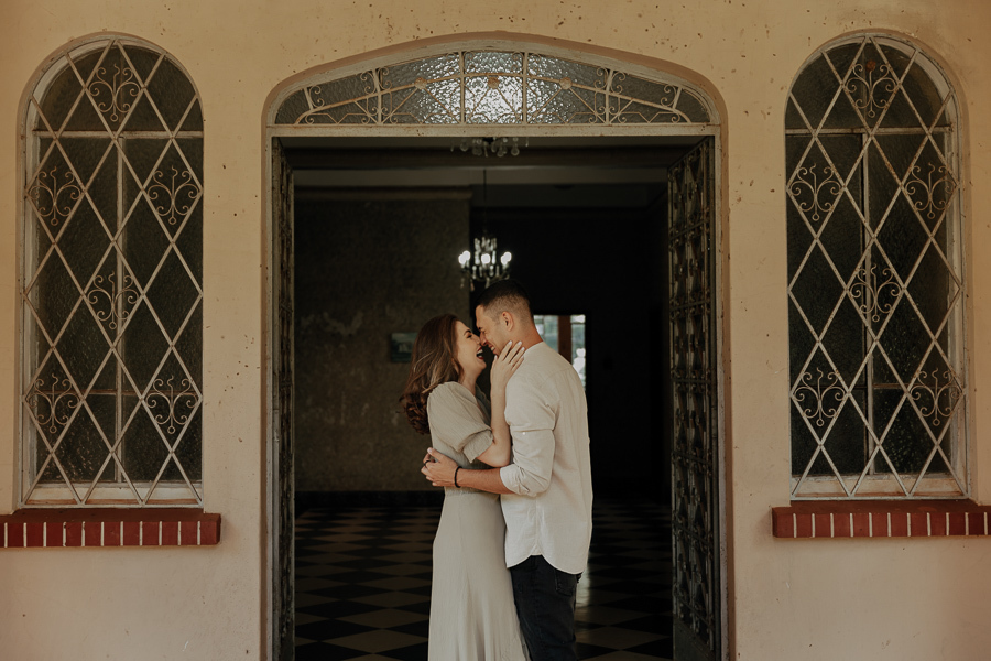ENSAIO PRE CASAMENTO OU PRE WEDDING REALIZADO NO CASTELO ELDORADO EM MARILANDIA DO SUL PARANA E FOTOGRAFADO POR LUCAS DREHER E ALINE DREHER
