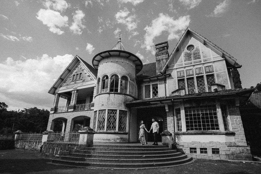 ENSAIO PRE CASAMENTO OU PRE WEDDING REALIZADO NO CASTELO ELDORADO EM MARILANDIA DO SUL PARANA E FOTOGRAFADO POR LUCAS DREHER E ALINE DREHER