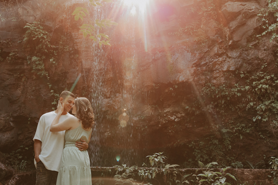 ENSAIO PRE CASAMENTO OU PRE WEDDING REALIZADO EM MARILANDIA DO SUL PARANA EM UMA LINDA CACHOEIRA EM QUE O CASAL ENTROU E SE DIVERTIU