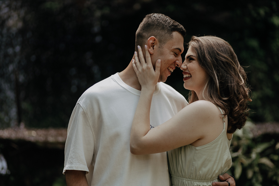 ENSAIO PRE CASAMENTO OU PRE WEDDING REALIZADO EM MARILANDIA DO SUL PARANA EM UMA LINDA CACHOEIRA EM QUE O CASAL ENTROU E SE DIVERTIU