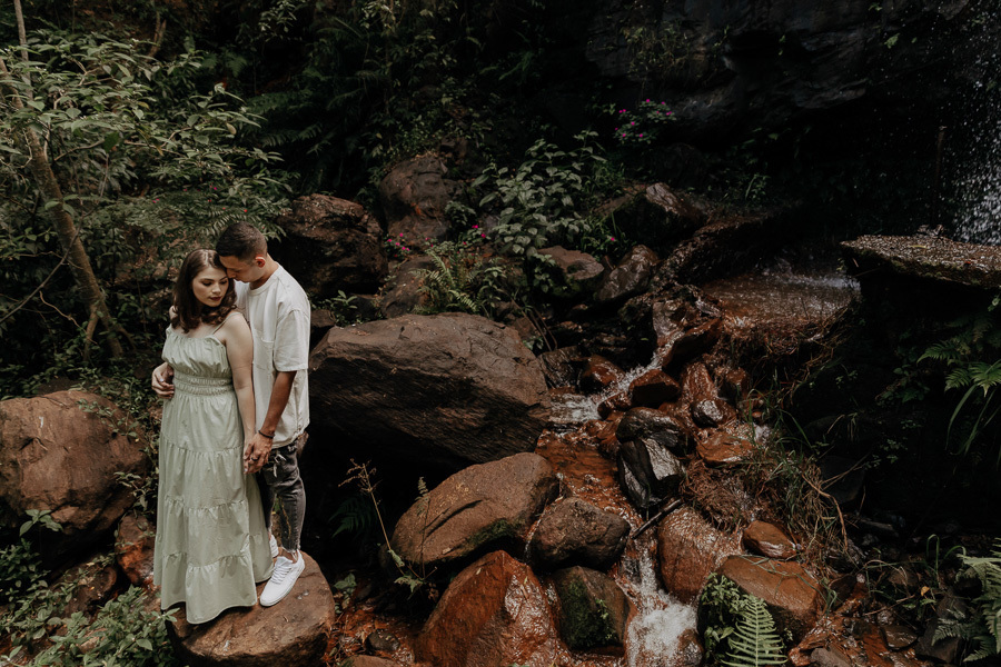 ENSAIO PRE CASAMENTO OU PRE WEDDING REALIZADO EM MARILANDIA DO SUL PARANA EM UMA LINDA CACHOEIRA EM QUE O CASAL ENTROU E SE DIVERTIU