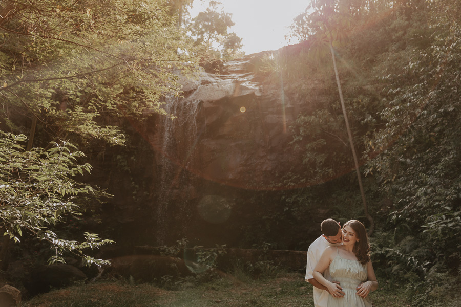 ENSAIO PRE CASAMENTO OU PRE WEDDING REALIZADO EM MARILANDIA DO SUL PARANA EM UMA LINDA CACHOEIRA EM QUE O CASAL ENTROU E SE DIVERTIU
