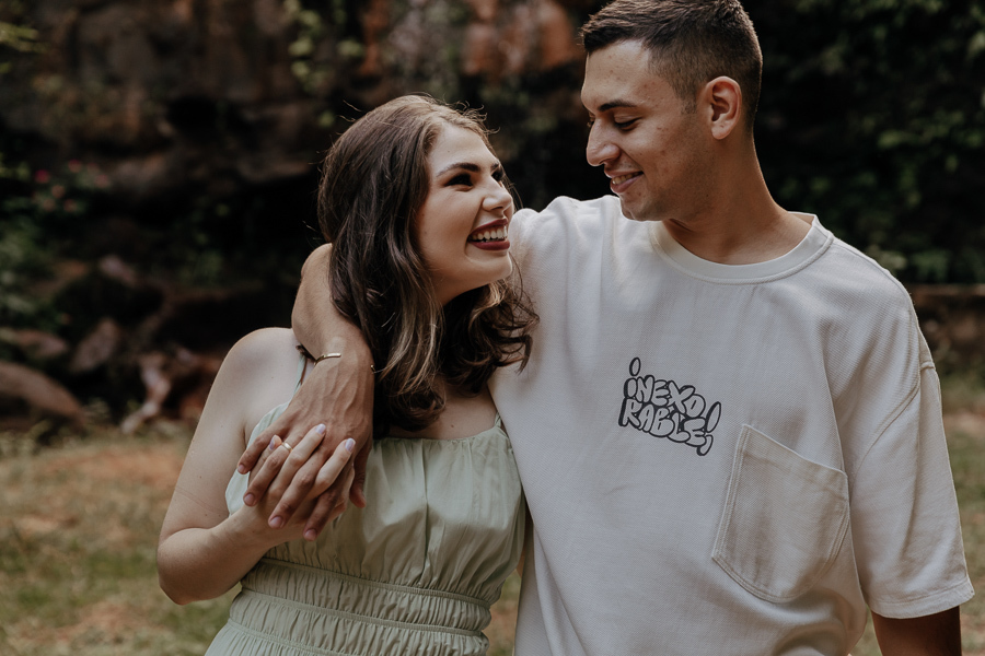 ENSAIO PRE CASAMENTO OU PRE WEDDING REALIZADO EM MARILANDIA DO SUL PARANA EM UMA LINDA CACHOEIRA EM QUE O CASAL ENTROU E SE DIVERTIU