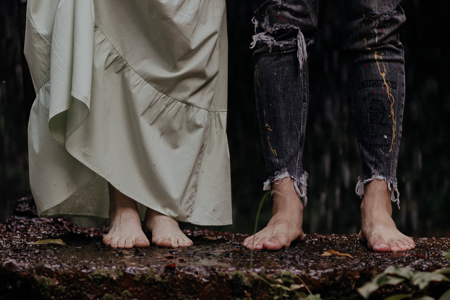 ENSAIO PRE CASAMENTO OU PRE WEDDING REALIZADO EM MARILANDIA DO SUL PARANA EM UMA LINDA CACHOEIRA EM QUE O CASAL ENTROU E SE DIVERTIU