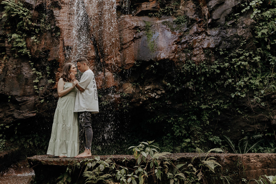 ENSAIO PRE CASAMENTO OU PRE WEDDING REALIZADO EM MARILANDIA DO SUL PARANA EM UMA LINDA CACHOEIRA EM QUE O CASAL ENTROU E SE DIVERTIU