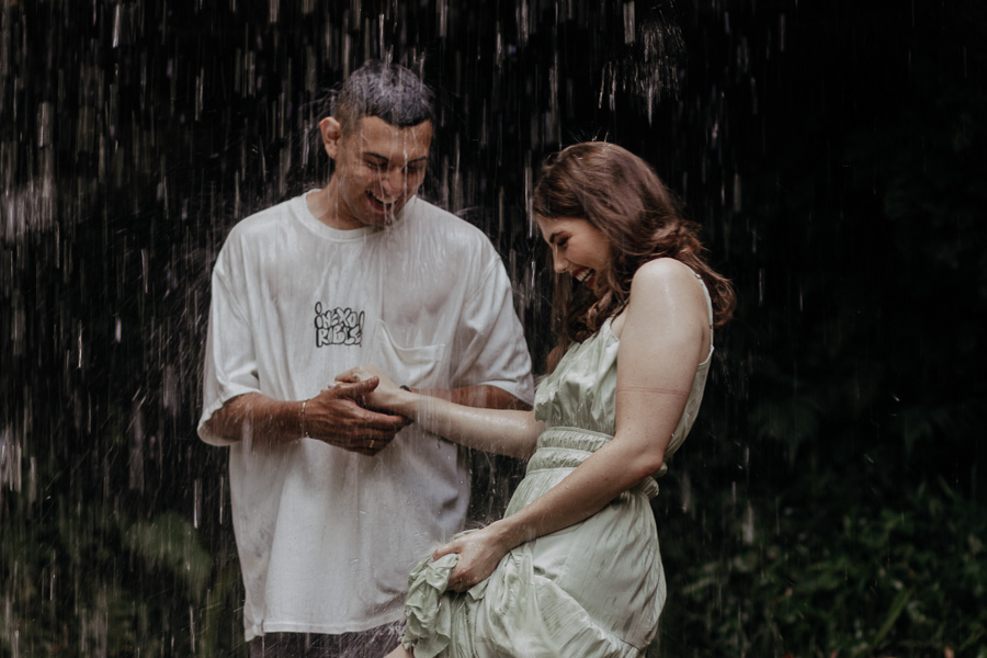 ENSAIO PRE CASAMENTO OU PRE WEDDING REALIZADO EM MARILANDIA DO SUL PARANA EM UMA LINDA CACHOEIRA EM QUE O CASAL ENTROU E SE DIVERTIU