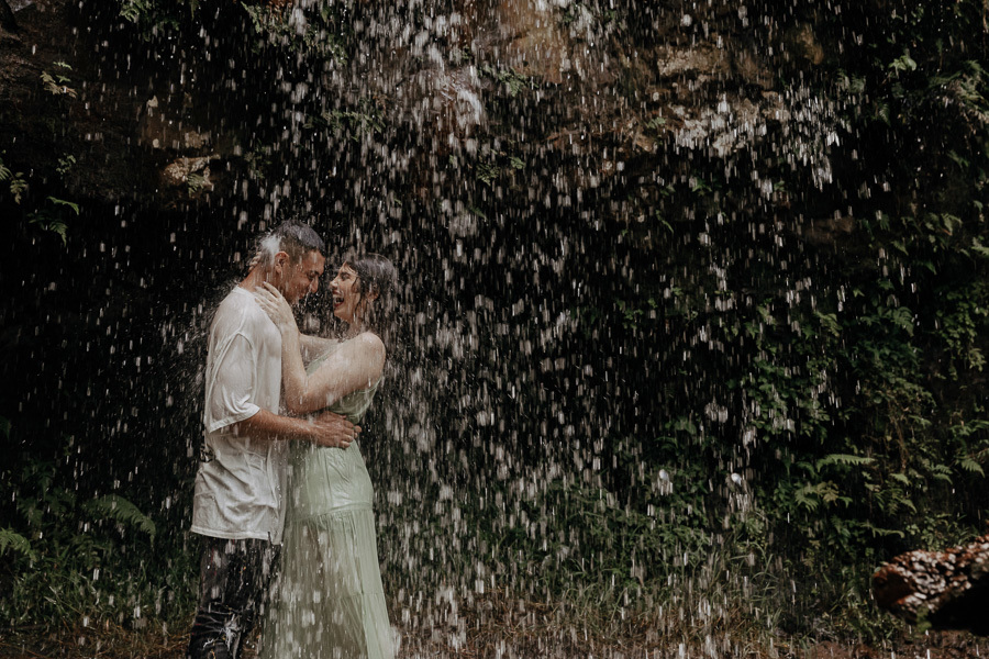ENSAIO PRE CASAMENTO OU PRE WEDDING REALIZADO EM MARILANDIA DO SUL PARANA EM UMA LINDA CACHOEIRA EM QUE O CASAL ENTROU E SE DIVERTIU