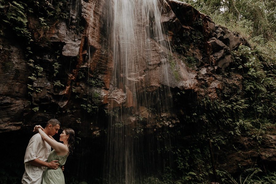 ENSAIO PRE CASAMENTO OU PRE WEDDING REALIZADO EM MARILANDIA DO SUL PARANA EM UMA LINDA CACHOEIRA EM QUE O CASAL ENTROU E SE DIVERTIU