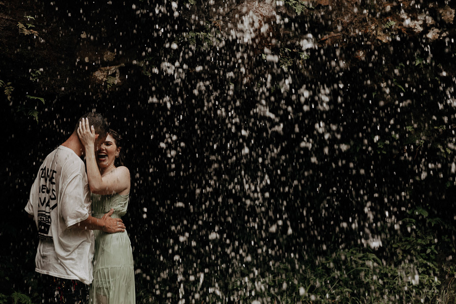 ENSAIO PRE CASAMENTO OU PRE WEDDING REALIZADO EM MARILANDIA DO SUL PARANA EM UMA LINDA CACHOEIRA EM QUE O CASAL ENTROU E SE DIVERTIU