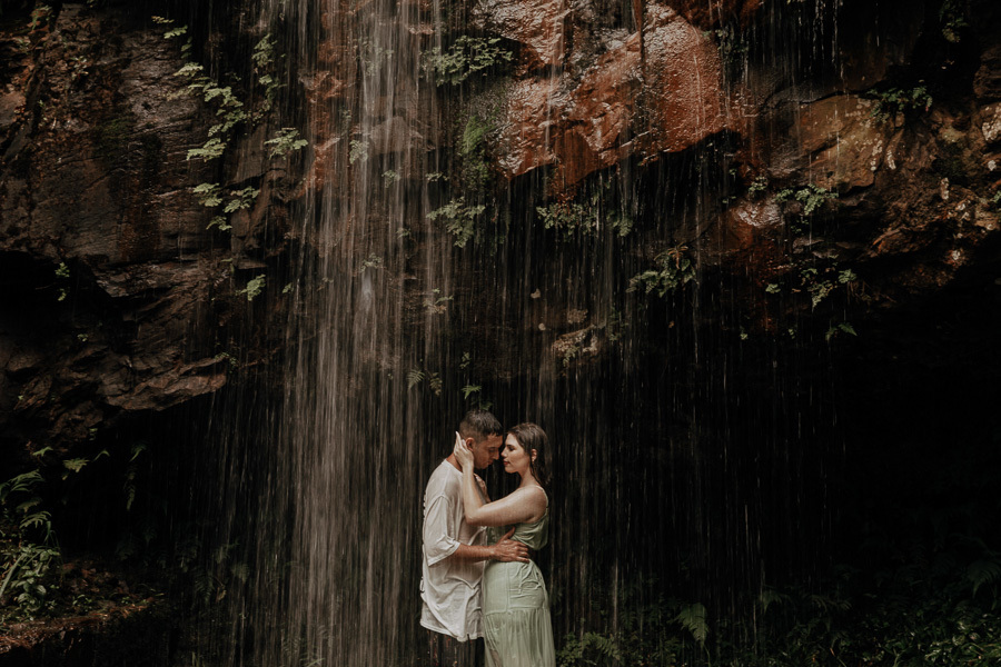 ENSAIO PRE CASAMENTO OU PRE WEDDING REALIZADO EM MARILANDIA DO SUL PARANA EM UMA LINDA CACHOEIRA EM QUE O CASAL ENTROU E SE DIVERTIU