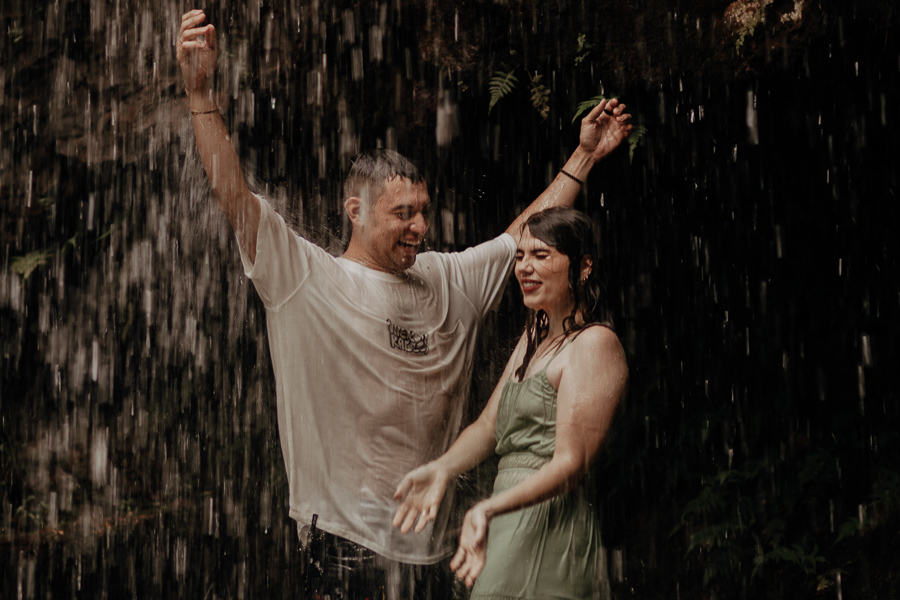 ENSAIO PRE CASAMENTO OU PRE WEDDING REALIZADO EM MARILANDIA DO SUL PARANA EM UMA LINDA CACHOEIRA EM QUE O CASAL ENTROU E SE DIVERTIU