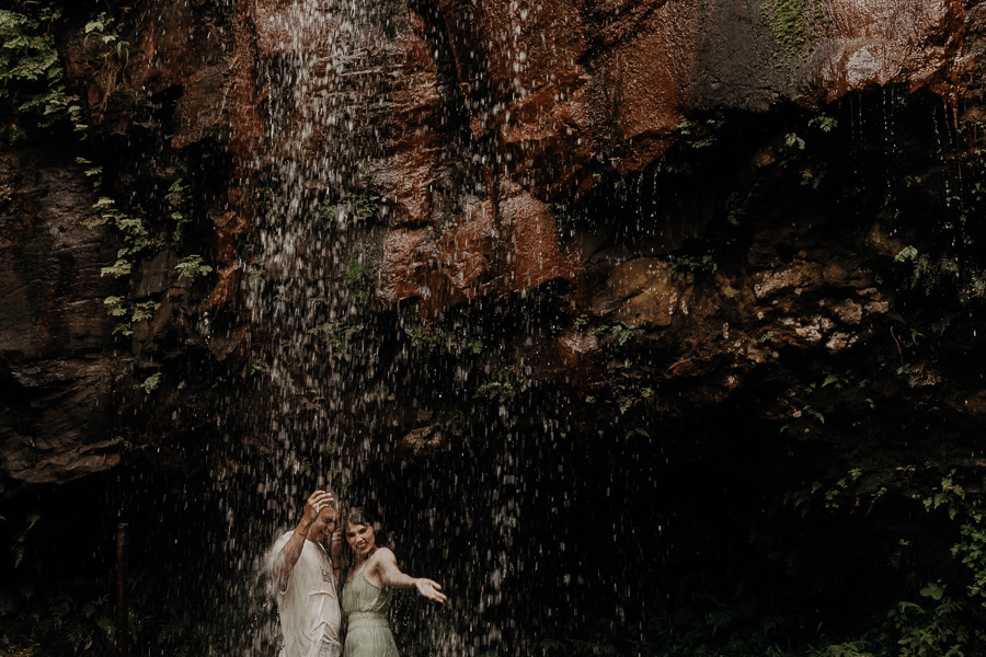 ENSAIO PRE CASAMENTO OU PRE WEDDING REALIZADO EM MARILANDIA DO SUL PARANA EM UMA LINDA CACHOEIRA EM QUE O CASAL ENTROU E SE DIVERTIU