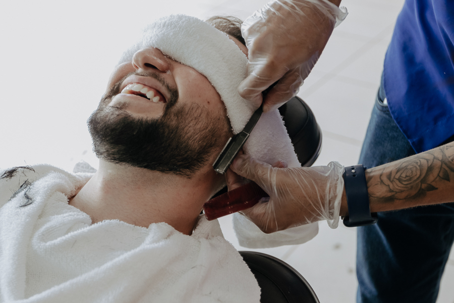 PREPARACAO DO NOIVO REALIZADO EM SUA CASA NO SARANDI PARANA E FOTOGRAFADO POR LUCAS DREHER