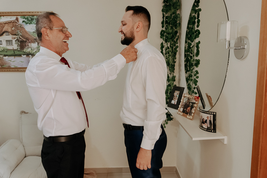 PREPARACAO DO NOIVO REALIZADO EM SUA CASA NO SARANDI PARANA E FOTOGRAFADO POR LUCAS DREHER