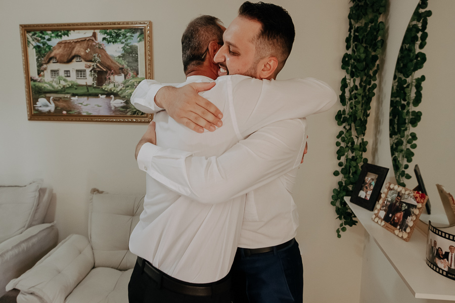 PREPARACAO DO NOIVO REALIZADO EM SUA CASA NO SARANDI PARANA E FOTOGRAFADO POR LUCAS DREHER