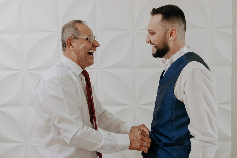 PREPARACAO DO NOIVO REALIZADO EM SUA CASA NO SARANDI PARANA E FOTOGRAFADO POR LUCAS DREHER
