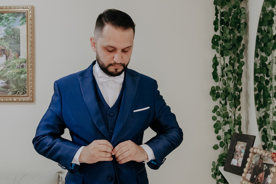 PREPARACAO DO NOIVO REALIZADO EM SUA CASA NO SARANDI PARANA E FOTOGRAFADO POR LUCAS DREHER