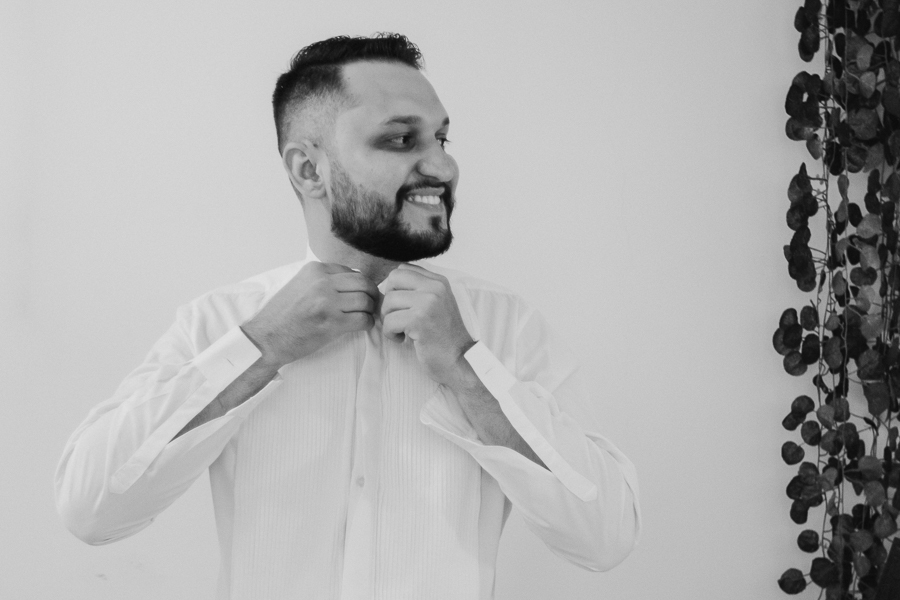 PREPARACAO DO NOIVO REALIZADO EM SUA CASA NO SARANDI PARANA E FOTOGRAFADO POR LUCAS DREHER