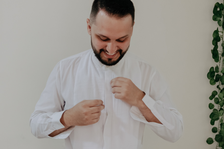 PREPARACAO DO NOIVO REALIZADO EM SUA CASA NO SARANDI PARANA E FOTOGRAFADO POR LUCAS DREHER