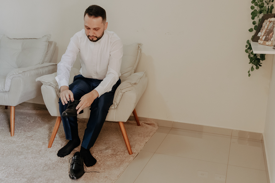 PREPARACAO DO NOIVO REALIZADO EM SUA CASA NO SARANDI PARANA E FOTOGRAFADO POR LUCAS DREHER