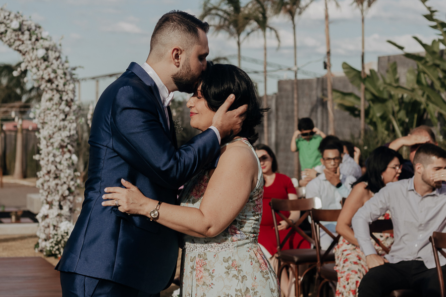 CERIMONIA DE CASAMENTO AO AR LIVRE NO FINAL DA TARDE E POR DO SOL REALIZADO NO SALAO LALINDA EVENTOS EM SAO DOMINGOS PARANA E FOTOGRAFADO POR LUCAS DREHER E ALINE DREHER