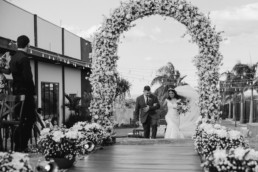 CERIMONIA DE CASAMENTO AO AR LIVRE NO FINAL DA TARDE E POR DO SOL REALIZADO NO SALAO LALINDA EVENTOS EM SAO DOMINGOS PARANA E FOTOGRAFADO POR LUCAS DREHER E ALINE DREHER