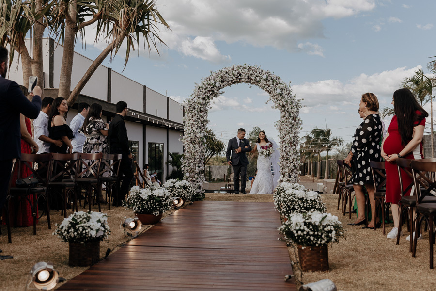 CERIMONIA DE CASAMENTO AO AR LIVRE NO FINAL DA TARDE E POR DO SOL REALIZADO NO SALAO LALINDA EVENTOS EM SAO DOMINGOS PARANA E FOTOGRAFADO POR LUCAS DREHER E ALINE DREHER