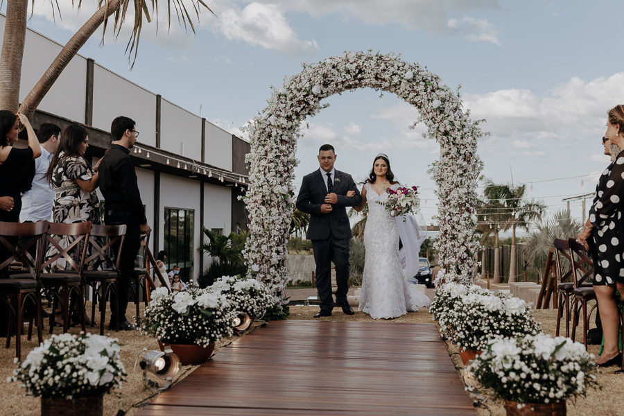 CERIMONIA DE CASAMENTO AO AR LIVRE NO FINAL DA TARDE E POR DO SOL REALIZADO NO SALAO LALINDA EVENTOS EM SAO DOMINGOS PARANA E FOTOGRAFADO POR LUCAS DREHER E ALINE DREHER