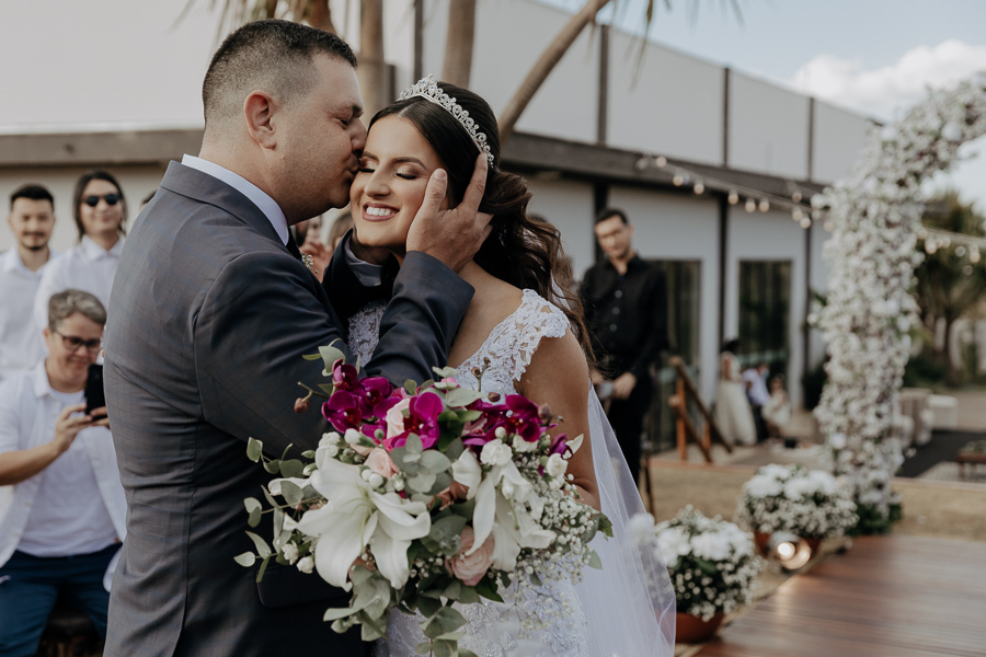 CERIMONIA DE CASAMENTO AO AR LIVRE NO FINAL DA TARDE E POR DO SOL REALIZADO NO SALAO LALINDA EVENTOS EM SAO DOMINGOS PARANA E FOTOGRAFADO POR LUCAS DREHER E ALINE DREHER
